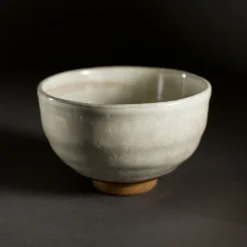 Matchaschale (Chawan) in sehr heller Verzierung (handgemacht / Japan)