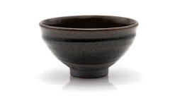 Matchaschale von Kato Juunidai – vorwiegend schwarz glasierte Schale in Temmoku Form