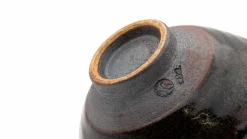 Matchaschale von Kato Juunidai – vorwiegend schwarz glasierte Schale in Temmoku Form