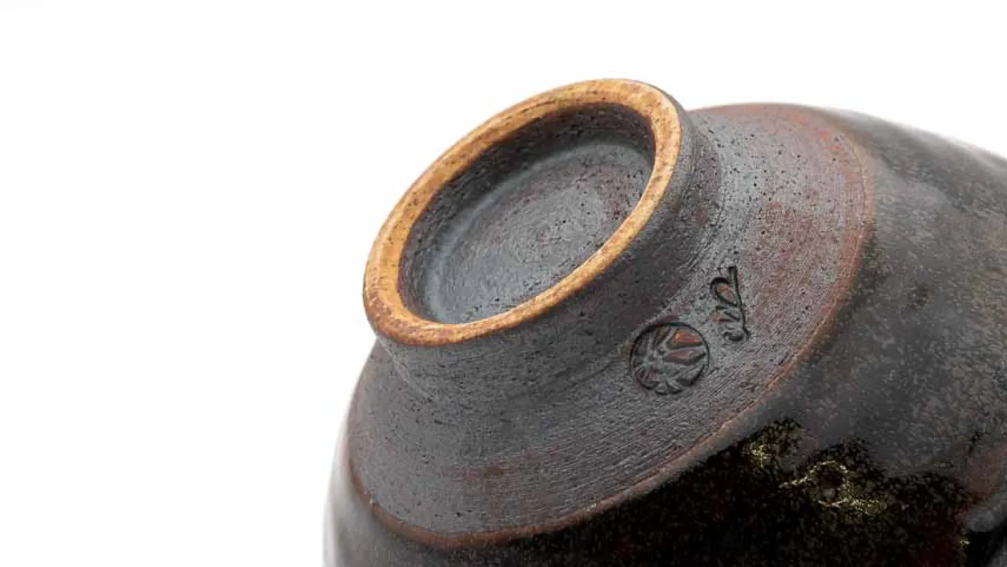 Matchaschale von Kato Juunidai – vorwiegend schwarz glasierte Schale in Temmoku Form
