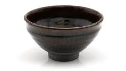 Matchaschale von Kato Juunidai – vorwiegend schwarz glasierte Schale in Temmoku Form
